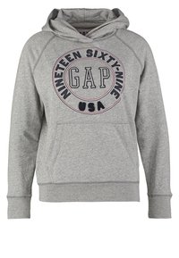 Sweat à capuche gris avec poche avant, avec "GAP" en grandes lettres et "NINETEEN SIXTY-NINE USA" autour du logo.