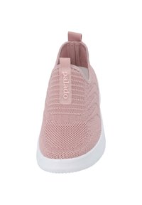 Sneaker slip-on rosa chiaro in maglia con parte superiore testurizzata e suola bianca, caratterizzata da un evidente logo "Palado" sulla linguetta posteriore.