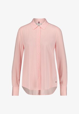 Camisa de botones en rosa claro con rayas verticales blancas, mangas largas, cuello clásico, con un dobladillo curvado y acento de logo en la parte inferior.