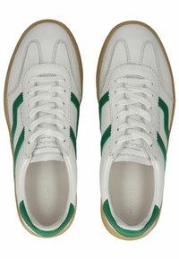 Sneakers bianchi in pelle con strisce verdi, design con lacci e suole in gomma beige. Dettagli testurizzati e branding sui lati.