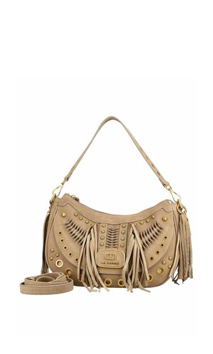 Sac à épaule en daim couleur tan avec clous dorés, pompons, détails tressés et une bandoulière amovible, de la marque La Carrie.