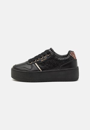 Must musta sneaker, millel on sile nahk ülemine osa, tikandit meenutav tekstuur, leopardimuster kandadel ja kuldsetes silmadega augud.
