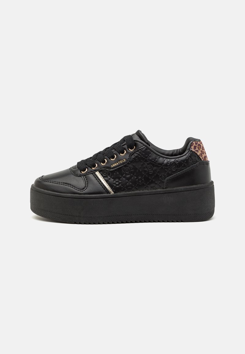 Sneaker platform negru cu un exterior din piele netedă, textură matlasată, accent cu imprimeu leopard la toc și ochiuri de metal aurii.
