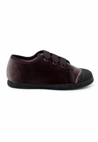 Sneaker in velluto viola scuro con suola in gomma nera, punta arrotondata e occhielli decorativi dorati. Presenta cinturini in velcro per una chiusura facile.