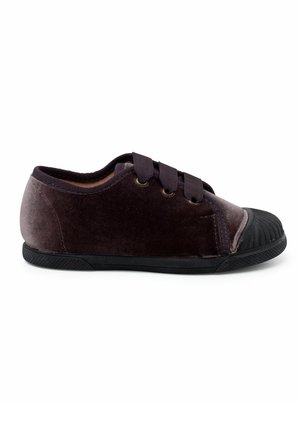 Sneaker in velluto viola scuro con suola in gomma nera, punta arrotondata e occhielli decorativi dorati. Presenta cinturini in velcro per una chiusura facile.