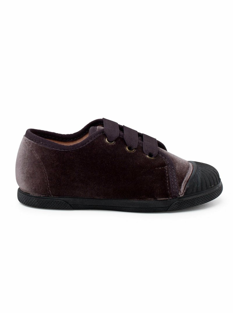 Sneaker in velluto viola scuro con suola in gomma nera, punta arrotondata e occhielli decorativi dorati. Presenta cinturini in velcro per una chiusura facile.