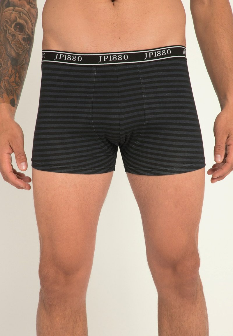 Boxer shorts noirs avec un motif rayé, dotés d'une taille noire avec l'inscription blanche "JP1880", fabriqués en matériau lisse et extensible.