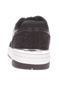 Scarpa sportiva nera con una parte superiore testurizzata e glitterata, dotata di una suola bianca e dettagli metallici argentati. Logo del brand visibile sul tallone.