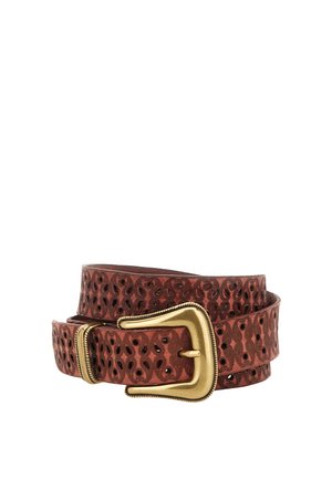 Cintura in pelle marrone con motivo traforato nero e fibbia in metallo color oro, arrotolata su sfondo bianco.