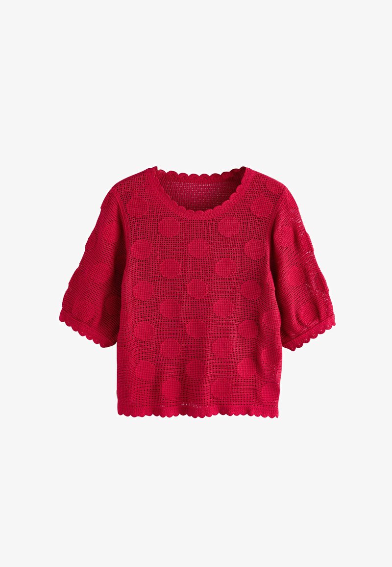 Červený háčkovaný top s krátkými rukávy, kulatým výstřihem, vroubkovanými okraji a zvýrazněnými puntíkovými vzory po celé látce.