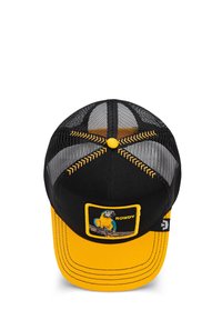 Gorra de camionero negra y amarilla con malla en la parte trasera, costuras amarillas y un diseño de loro bordado en un parche etiquetado "ROWDY".