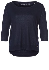 Marineblauer, leichter Pullover mit Dreiviertelärmeln, Rundhalsausschnitt und asymmetrischem Saum. Hat ein kleines Metalldetail als Akzent.