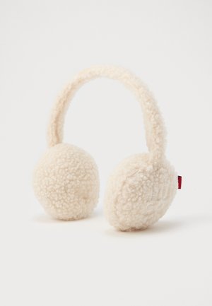 Orejeras de peluche beige con una banda texturizada suave y cubiertas acolchadas para las orejas sobre un fondo blanco liso.