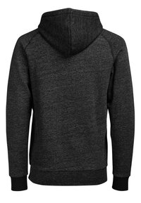 Svart huvtröja med textilstruktur, med en känguruficka, ribbade ärmslut och nederkant. Bakvy som framhäver huvan.