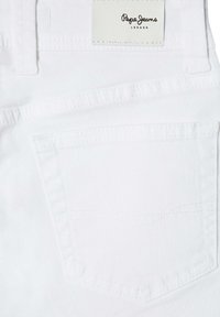 Bijele traperice s potpunim džepom na leđima sa suptilnim uzorkom i izvezenim logotipom s natpisom "Pepe Jeans London."