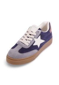 Baskets en daim gris et marine avec un accent en étoile blanche, des lacets crème et une semelle en gomme. Présentent un onglet de talon en cuir dans une teinte claire.