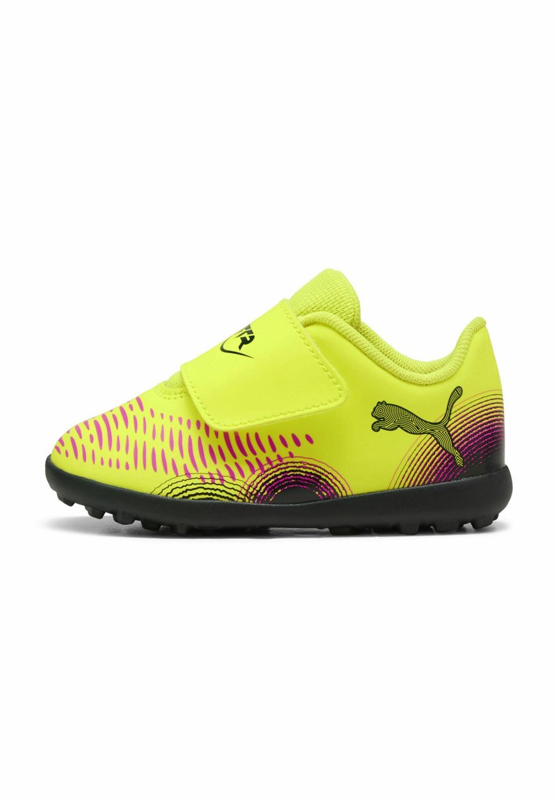 Pantofi de fotbal fluorescent galbeni, cu talpă neagră, curea velcro, suprafață texturată și modele abstracte roz. Logo-ul PUMA afisat pe lateral.