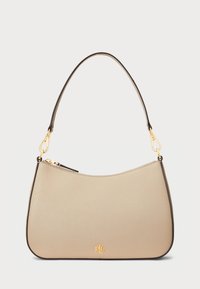 Beige läderhandväska med rundad form, bruna detaljer, guldfärgade metalldelar och logotypdetalj på framsidan. Justerbar rem ingår.