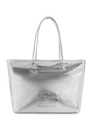 Zilveren metallic tote tas met dunne dubbele handvatten en een voorste patch met "V-73" branding.