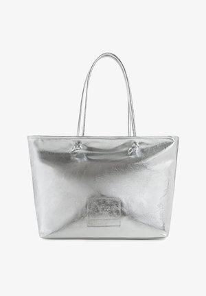 Sac cabas métallisé argenté avec fines poignées doubles et détail d'écusson à l'avant affichant la marque "V-73".
