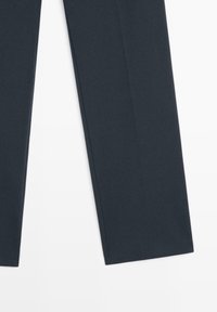 Donkerblauwe broek met een gladde textuur, rechte pasvorm en een op maat gemaakt ontwerp. Heeft persvouwen aan de voorkant en een platte tailleband.