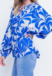 Emily van den Bergh Camicetta - blue