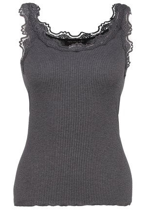 Top grigio a coste con pizzo lungo il collo. Il tessuto è morbido, con una forma aderente, presenta una lieve elasticità e bordi ondulati.