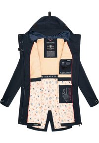 Navajo parka jakna z mornarsko modrim zunanjim delom, mehkim bež podlogom s cvetličnimi motivi, več notranjimi žepi in snemljivo kapuco.