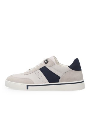 Witte lage sneaker met marineblauw zijpaneel, suède accenten, vetersluiting en rubberen zool, gezien vanaf de buitenkant op een witte achtergrond.