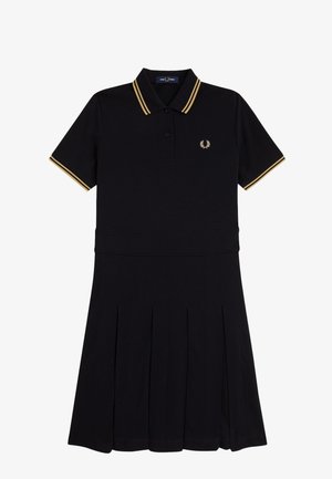 Robe polo noire à manches courtes avec bordure dorée au col et aux manches, dotée d’une patte boutonnée et d’un petit logo brodé sur la poitrine.