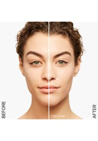 Vergelijking van een gezicht voor en na, die verschillen in huidstructuur toont. De linkerzijde is onbewerkt; de rechterzijde is behandeld met het 220 Linen product, met een gladde afwerking.