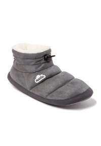 Zapatilla de tobillo de felpa gris con forro suave, diseño acolchado, suela de goma negra y cierre de toggle con detalle de logo en el lateral.