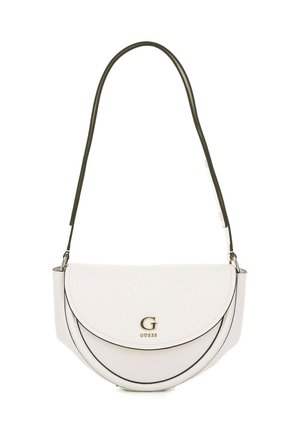 Sac à bandoulière blanc en forme de croissant avec bordure noire et logo Guess doré sur le rabat avant, avec une fine bandoulière noire.