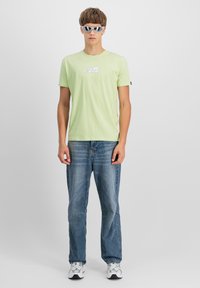 Alpha Industries PLATE - Apdrukāts T-krekls - arctic lime