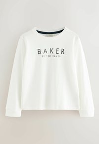 Witte katoenen top met lange mouwen, voorzien van een ronde hals en bedrukt met de tekst "BAKER by TED BAKER" in het zwart. Zachte textuur met een relaxte pasvorm.