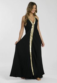 Vestido maxi negro con un profundo escote en V, que presenta un acento de lentejuelas doradas a lo largo del frente y una tela fluida. Diseño sin mangas.