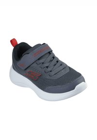 Scarpa sportiva grigia con tomaia in rete traspirante, cinturino in Velcro regolabile, accenti rossi e suola bianca ammortizzata.