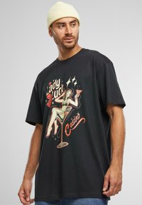 Tricou negru din bumbac cu o ilustrație vintage a unei femei cu un cocktail, cu textul "Lady Luck Casino" în roșu și aur.