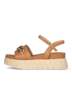 Sandalia de plataforma de cuero marrón con tira en el tobillo, detalle de cadena dorada en la tira frontal y suela texturizada tejida.