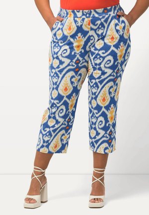 Pantaloni capri blu a fantasia con disegni floreali bianchi, gialli e arancioni. Presentano un elastico in vita e tasche laterali.