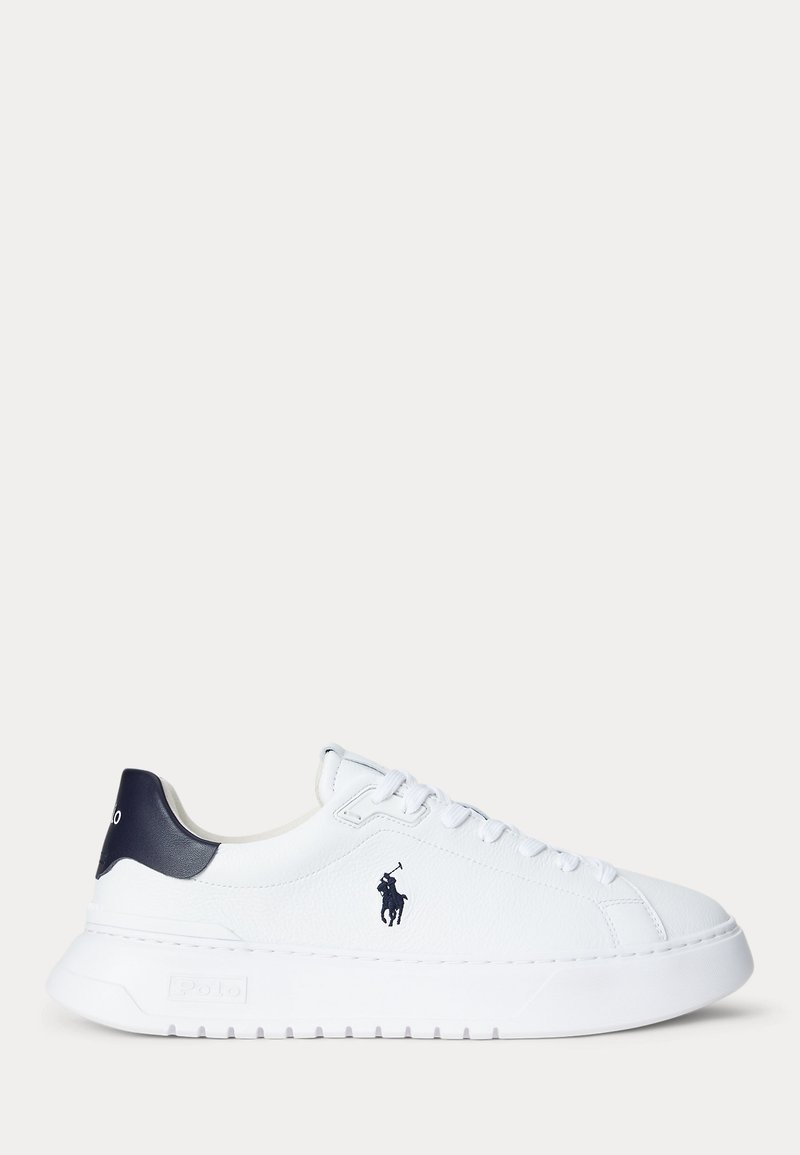 Fehér bőrből készült sportcipő fekete sarokrészlettel és fekete Polo Ralph Lauren logóval az oldalon, jobb profilban, fehér háttér előtt.