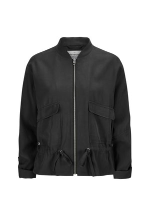 Schwarze Jacke mit Reißverschluss, Stehkragen, zwei Fronttaschen, elastischem Kordelzug in der Taille und langen Ärmeln. Glatte, matte Stofftextur.