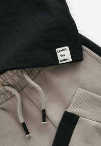 Next SOFT TOUCH AND JOGGERS SET - REGULAR FIT - Dressikomplekt - neutral black