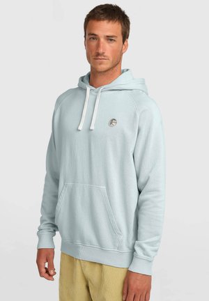 Hellblauer Hoodie mit Kängurutasche, gerippten Bündchen und Saum, verstellbarem weißen Kordelzug und kleinem rundem Logo auf der Brust.