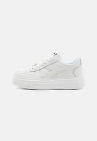 Sneaker bianche con dettagli perforati, tomaia in pelle liscia, suola spessa e chiusura con lacci. Presentano il marchio sul lato e sulla linguetta.