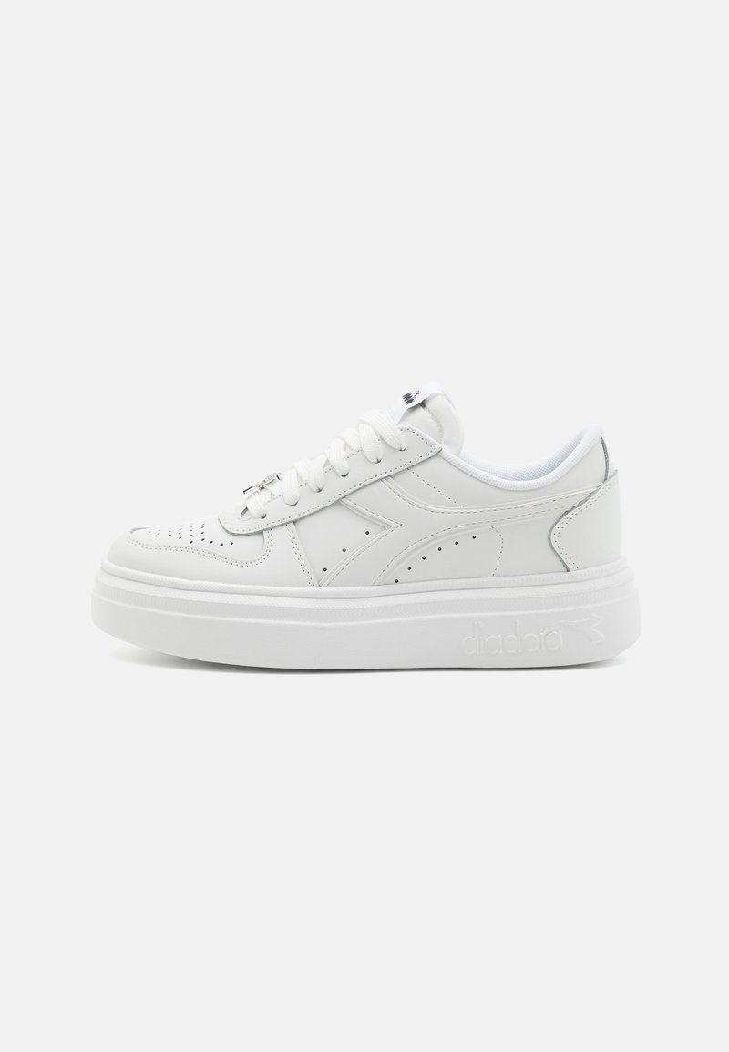 Sneaker bianche con dettagli perforati, tomaia in pelle liscia, suola spessa e chiusura con lacci. Presentano il marchio sul lato e sulla linguetta.
