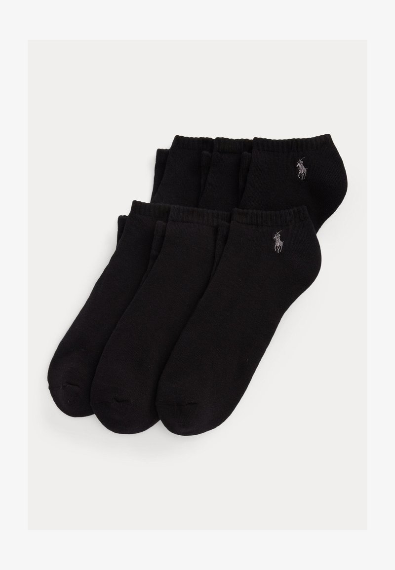 Hat fekete bokazokni készlet, kis hímzett póni játékos logóval az oldalakon, átfedésben elrendezve fehér háttéren.