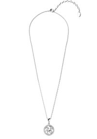 Collana in argento con pendente rotondo dal design intricato, circondato da piccole pietre trasparenti, e chiusura regolabile.