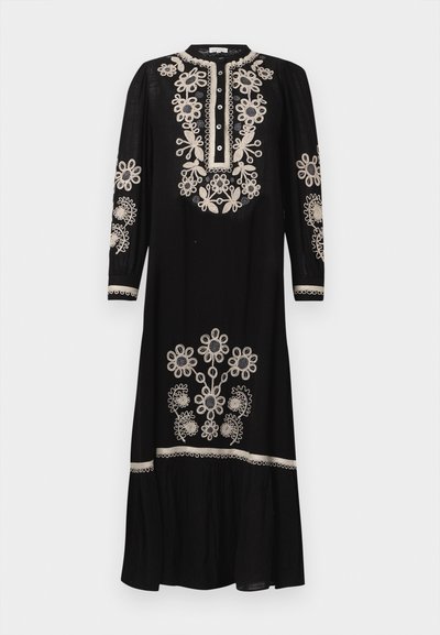 Fekete ruha bonyolult krém színű virágos hímzéssel, kerek nyakkivágással, gombos alsórészelt kivágással és hosszú ujjakkal, fodros szegéllyel.