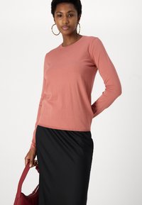 Calvin Klein COMFORT CREW-NECK - Džemperis - mineralize